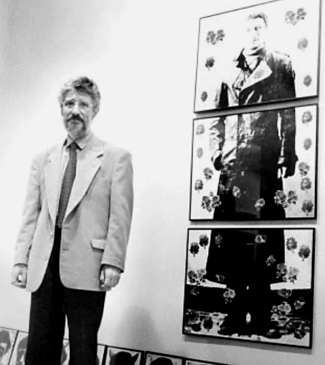 Paco Molina, ante una de sus obras en su última exposición en 1991. ABC