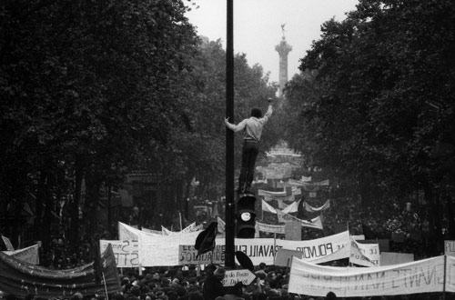París. Manifestación de obreros y estudiantes cerca de la Plaza de la Bastilla. Mayo de 1968. © Bruno Barbey / Magnum Photos / Contacto