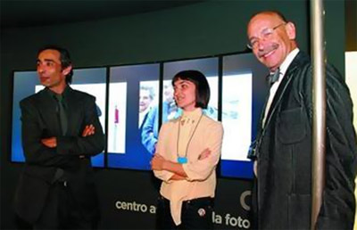 Eduardo Rodríguez, Antonio Rodríguez y Ana Mosquera, con la obra de Joan Fontcuberta