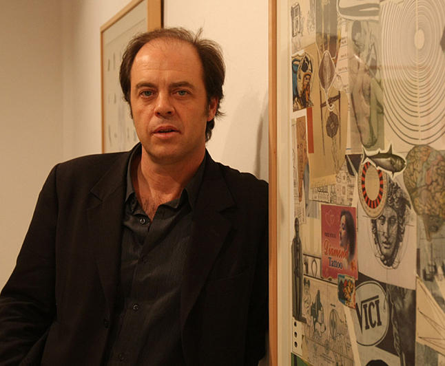 El artista sevillano Ricardo Cadenas, durante la inauguración de su obra en la Galería Alfredo Viñas. Arciniega