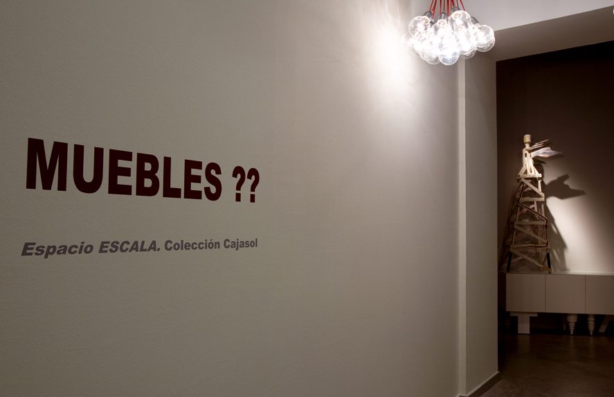 Vista de la exposición Muebles??? en el Espacio Escala. Sevilla. Foto: extraida web http://www.cajasol.es/espacioescala/index.htm