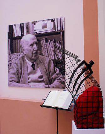 Fotografía del escritor y escultura presentes en la muestra.