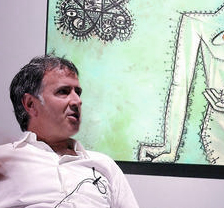 Guillermo Paneque, ante un cuadro de Espaliú que forma parte de una muestra en Espacio Escala.