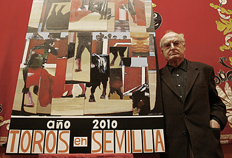 Luis Gordillo, con su cartel en la Maestranza de Sevilla.