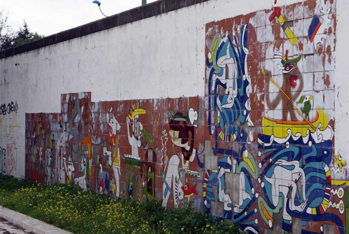 Aspecto actual del mural de cerámica de Roberto Matta, deteriorado por años de vandalismo.- PÉREZ CABO