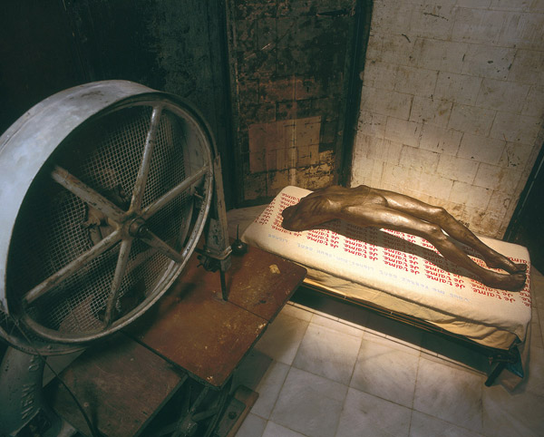 NOSOTRAS. CENTRO ANDALUZ DE ARTE CONTEMPORÁNEO. En la imagen obra de LOUISE BOURGEOIS. Cell (Arch of Hysteria), 1992-93.
